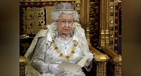 Кралица Елизабет II произнася речта със законодателната програма на правителството пред двете камари на британския парламент в Лондон