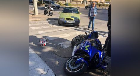 22-годишен моторист от Румъния удари русенски форд в събота след преминаване на червена светлина на светофара до училище „Братя Миладинови“, но се отърва само лека травма на дясната ръка.                       Снимка: Христо ХРИСТОВ, Фейсбук