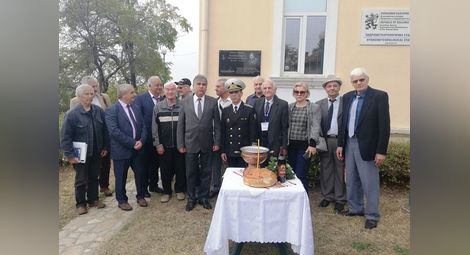 Отец Стефан освети паметната плоча на  капитан-лейтенант Александър Конкевич