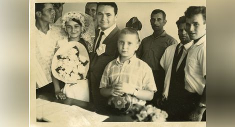 Игнат Канев (до булката вдясно) се завръща за пръв път от Канада през 1968 г. за сватбата на племенницата си Велика с Тодор Златев.