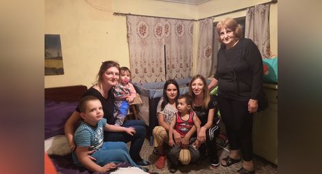Доброволци и дарители осигуриха уют в дома на майка и двете й деца