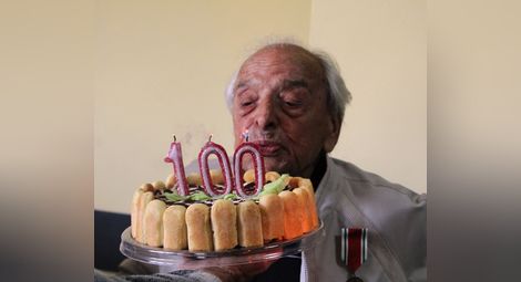 За столетника Александър Влайков имаше и специална торта със 100 свещички.                                           Снимка:ОД на МВР