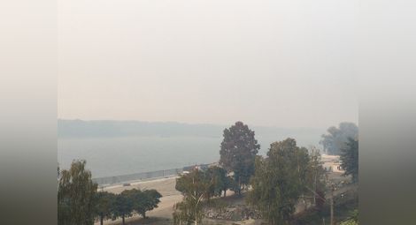 Пожари в Румъния потопиха Русе в гъста задушлива мъгла