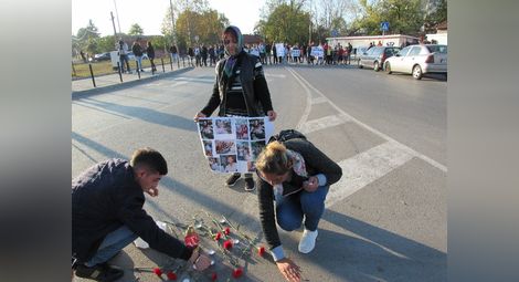 Близките на убития от кола Пламен спряха движението на фаталното кръгово