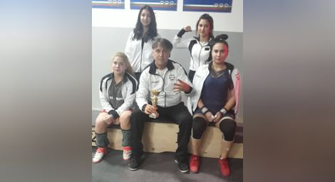 Щангистите на Златан Ванев с отборни купи във всички възрасти