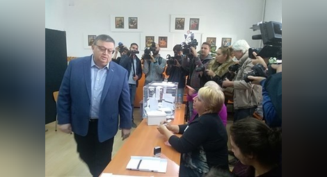 Цацаров поискал от ЦИК задържането на 6-има кандидати за кметове и общински съветници