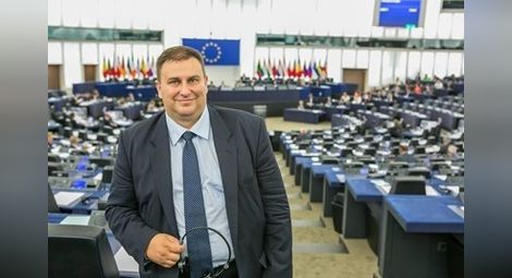Емил Радев към ЕК: Нарушава ли Кипър осигурителните права на българските граждани?