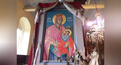 Осветено копие на чудотворна икона оцеля след удар в храма в Пепелина