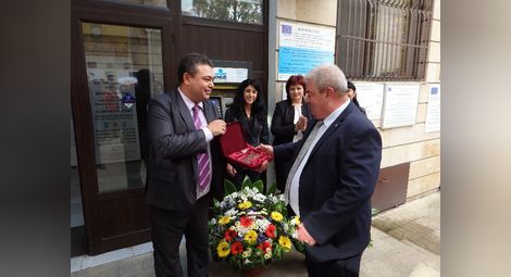 Новият стар кмет д-р Петър Петров получава символичния ключ на община Ценово.                           Снимка: Марий ПЕЙЧЕВ