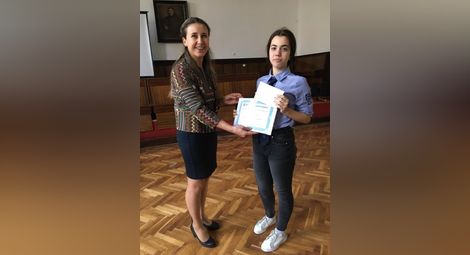 Директорката на гимназията Галина Бобева връчва наградата за най-вдъхновяваща история на Йоана Стоянова.    Снимка: МГ