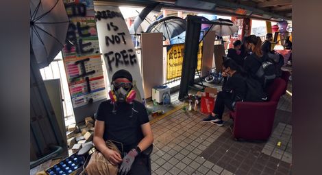 Протестиращите в Хонконг се барикадират, използват катапулти срещу полицията