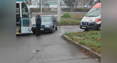 67-годишен шофьор не видял потеглящ тролей заради кола на дълги светлини
