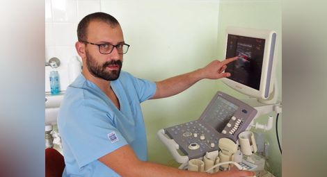 Съдовият хирург д-р Стоян Генадиев извършва доплерово изследване на сънни артерии.                    Снимка:Авторът