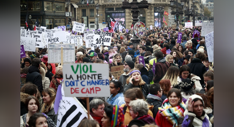 Десетки хиляди протестираха в Париж срещу насилието над жени
