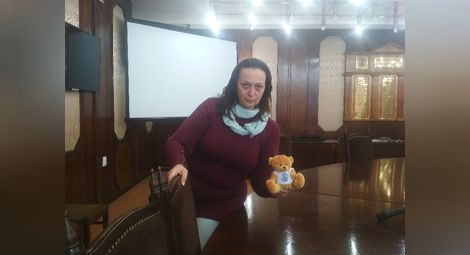 Известната треньорка Силвия Дивчева показа талисмана на фестивала - Лулу.                                       Снимка: Георги ХРИСТОВ