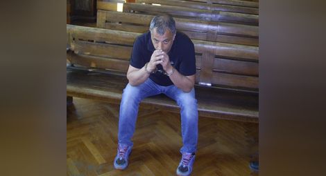 Подсъдимият за обира на Пощенска банка Илиян Петров по време на едно от заседанията по делото.      Снимка: Архив „Утро“
