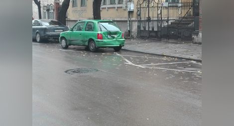 На мястото на верижната катастрофа на ул.“К.Иречек“ вчера беше останал само единият пострадал автомобил. 								      Снимка:Авторът