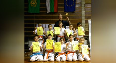 Каратистите на Калинов с 11 медала от турнир в Шумен