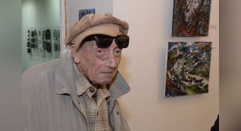 Проф.Николай Русчуклиев при откриването на юбилейната му изложба на „Борисова“ 39 през декември 2017 година.                      Снимка: Архив „Утро“