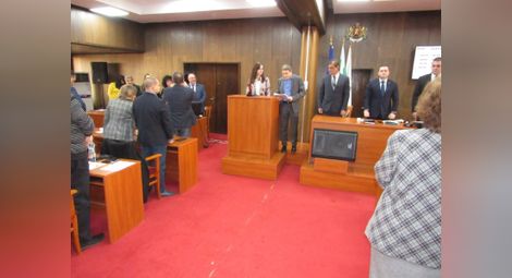 Биляна Кирова положи клетва в присъствието на председателя на Общинската избирателна комисия Николай Братованов.                             Снимка: Авторът