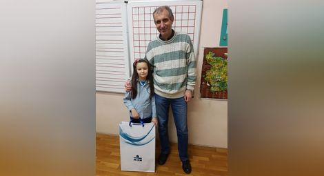 Малката Цвета с учителя си Данаил Стефанов.