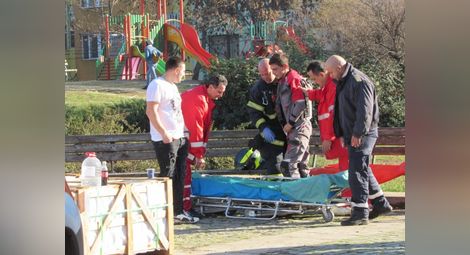 Пожарникарите първи оказаха помощ на пострадалия работник /седналия на пейката/.                                 Снимка: Русе Медиа