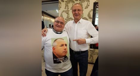 Д-р Кирил Панайотов и депутатът Пламен Нунев демонстрират най-големия хит на коледното тържество - тениска с лика на Бойко Борисов и с думите „Аз вярвам само на този човек“. Снимка: Фейсбук страница на ГЕРБ-Русе