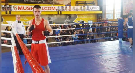 Николай Коев действащ  боксьор и треньор в „Русе“