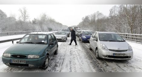 5 см сняг предизвика хаос във Великобритания