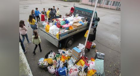 Храни, електроуреди, посуда и дрехи  потеглят за приютите на отец Иван