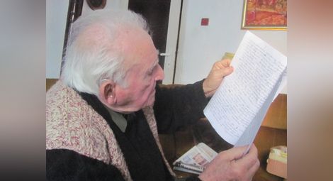 90-годишният адвокат Никола Букуров със спомените на баща си Коста Букуров.
