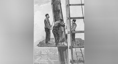 Стоян Самоука- човекът с брадата - на работна платформа под върха на Айфеловата кула.