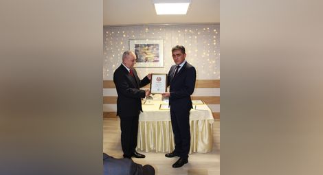 Зам.-директорът на „Булмаркет ДМ“ Светослав Първанов получава авторитетната награда.