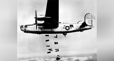 Стратегически американски бомбардировач Б-24, известен още като „Летяща крепост“ и „Освободител“, по време на акция.