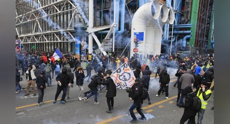 Тежки улични схватки между полиция и протестиращи в Париж