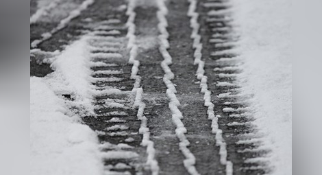 Вали слаб сняг в 12 области, вижте състоянието и ограниченията по пътищата