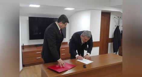 Окръжният прокурор Георги Георгиев вчера подписа заповедта си за встъпване в длъжност на официална церемония в Окръжна прокуратура.                                                               Снимка: Авторът