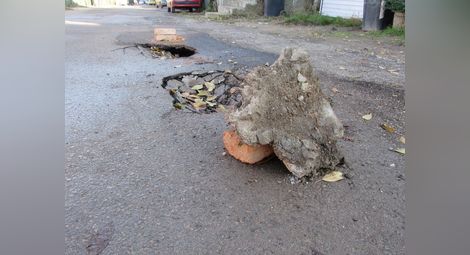 Пропадащата улица „Даскал Аверкий“ чака ремонт през пролетта