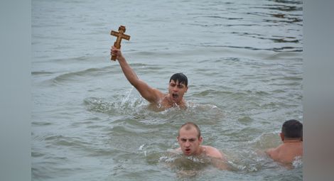 Добротворецът Теодор Цветков за трети път извади кръста в Русе