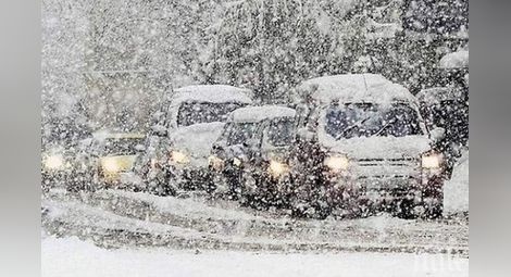 Снежна виелица объркала шофьор и той се врязал в колона от коли