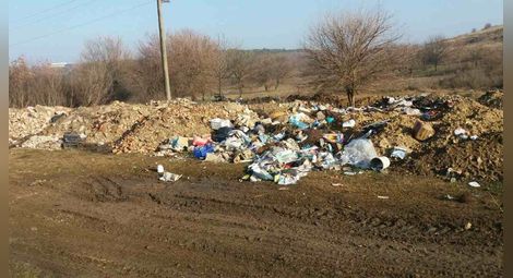Камари строителни отпадъци струпани край Пиргово