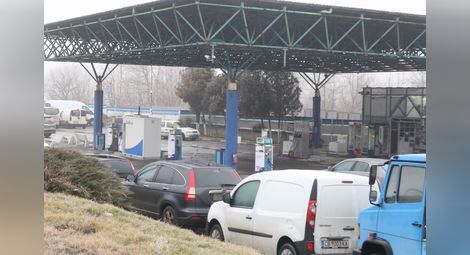 Маскирани задигнаха машина за винетки от бензиностанция в София