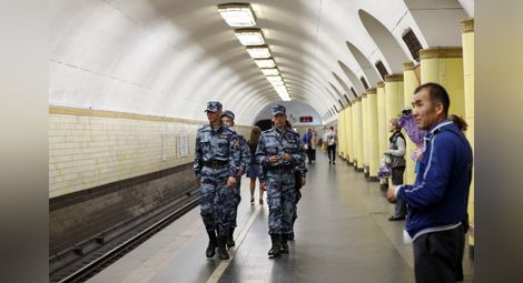 Проверяват за бомби над 100 училища, молове и метрото в Москва