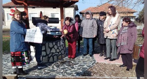 Ряховчани поздравиха своята  акушерка Гинка Балтакова 