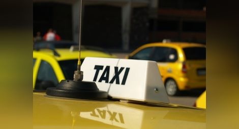 Таксита и автомобили обират  пътниците по спирките в Николово