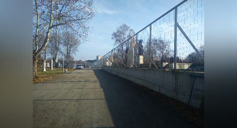 „Байряците“ с винилите вече не могат да скрият ръждясалата арматура на това, което някога е замислено като гаражи. Снимка: Георги ХРИСТОВ