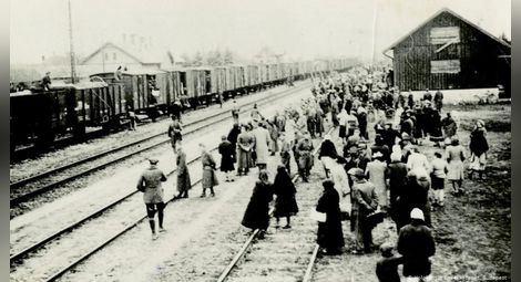 Унгарски евреи. Минути преди да бъдат депортирани в Аушвиц.