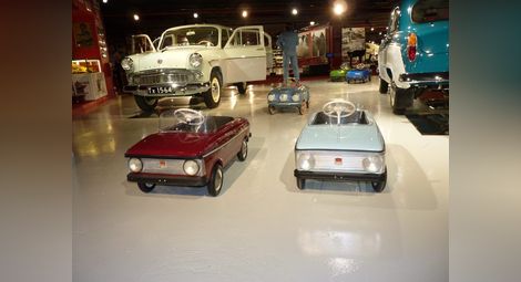 Старите соц коли, за покупката на които се чакаше с години, са сред най-атрактивните експонати във всеки музей, решил да покаже живота преди 30 години.                   Снимка: Интернет 