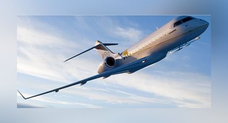 Самолет Bombardier Global 5000 в полет.