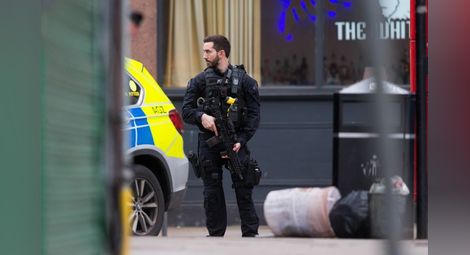 Мъж намушка минувачи с нож в Лондон, полицията го застреля